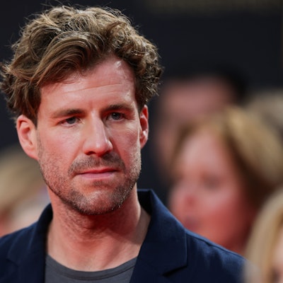 ARCHIV - 28.09.2023, Nordrhein-Westfalen, Köln: Comedian Luke Mockridge kommt zur Verleihung der Deutschen Fernsehpreise 2023 ins Kölner Coloneum. (zu dpa: «Mockridge ab September wieder bei Sat.1 zu sehen») Foto: Rolf Vennenbernd/dpa +++ dpa-Bildfunk +++