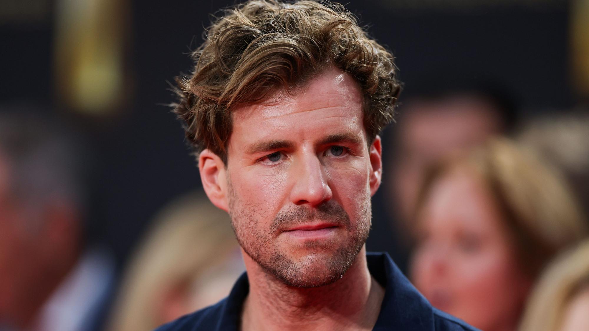 ARCHIV - 28.09.2023, Nordrhein-Westfalen, Köln: Comedian Luke Mockridge kommt zur Verleihung der Deutschen Fernsehpreise 2023 ins Kölner Coloneum. (zu dpa: «Mockridge ab September wieder bei Sat.1 zu sehen») Foto: Rolf Vennenbernd/dpa +++ dpa-Bildfunk +++