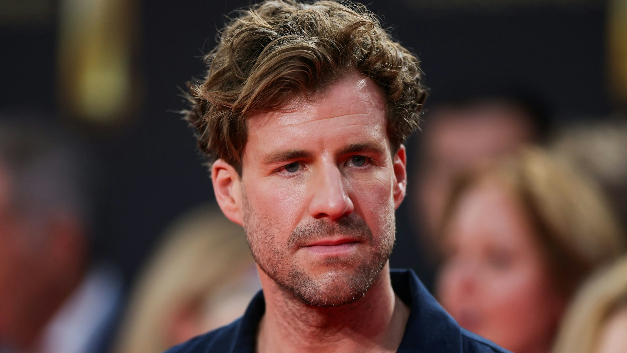 ARCHIV - 28.09.2023, Nordrhein-Westfalen, Köln: Comedian Luke Mockridge kommt zur Verleihung der Deutschen Fernsehpreise 2023 ins Kölner Coloneum. (zu dpa: «Mockridge ab September wieder bei Sat.1 zu sehen») Foto: Rolf Vennenbernd/dpa +++ dpa-Bildfunk +++