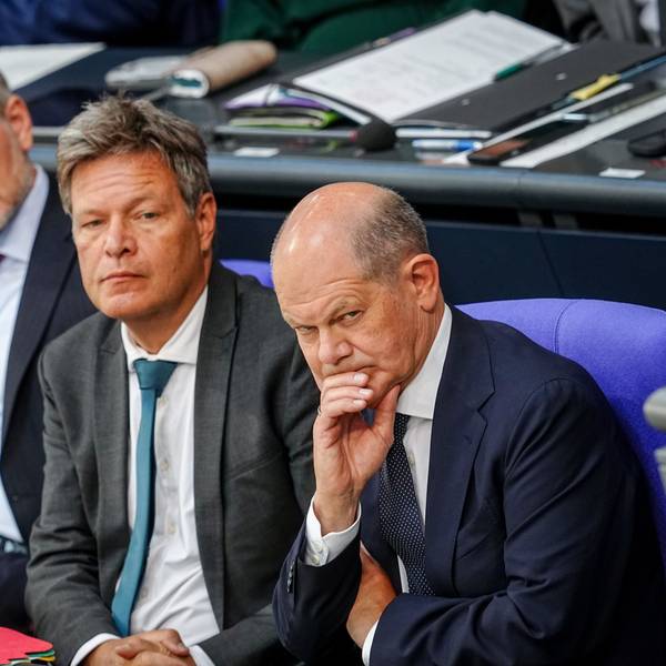 Finanzminister Christian Lindner (l.), Wirtschaftsminister Robert Habeck (M.) und Bundeskanzler Olaf Scholz (SPD) nehmen an einer Sitzung des Bundestags teil. In der Ampel hängt mal wieder der Haussegen schief. (Archivbild)