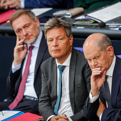 Finanzminister Christian Lindner (l.), Wirtschaftsminister Robert Habeck (M.) und Bundeskanzler Olaf Scholz (SPD) nehmen an einer Sitzung des Bundestags teil. In der Ampel hängt mal wieder der Haussegen schief. (Archivbild)