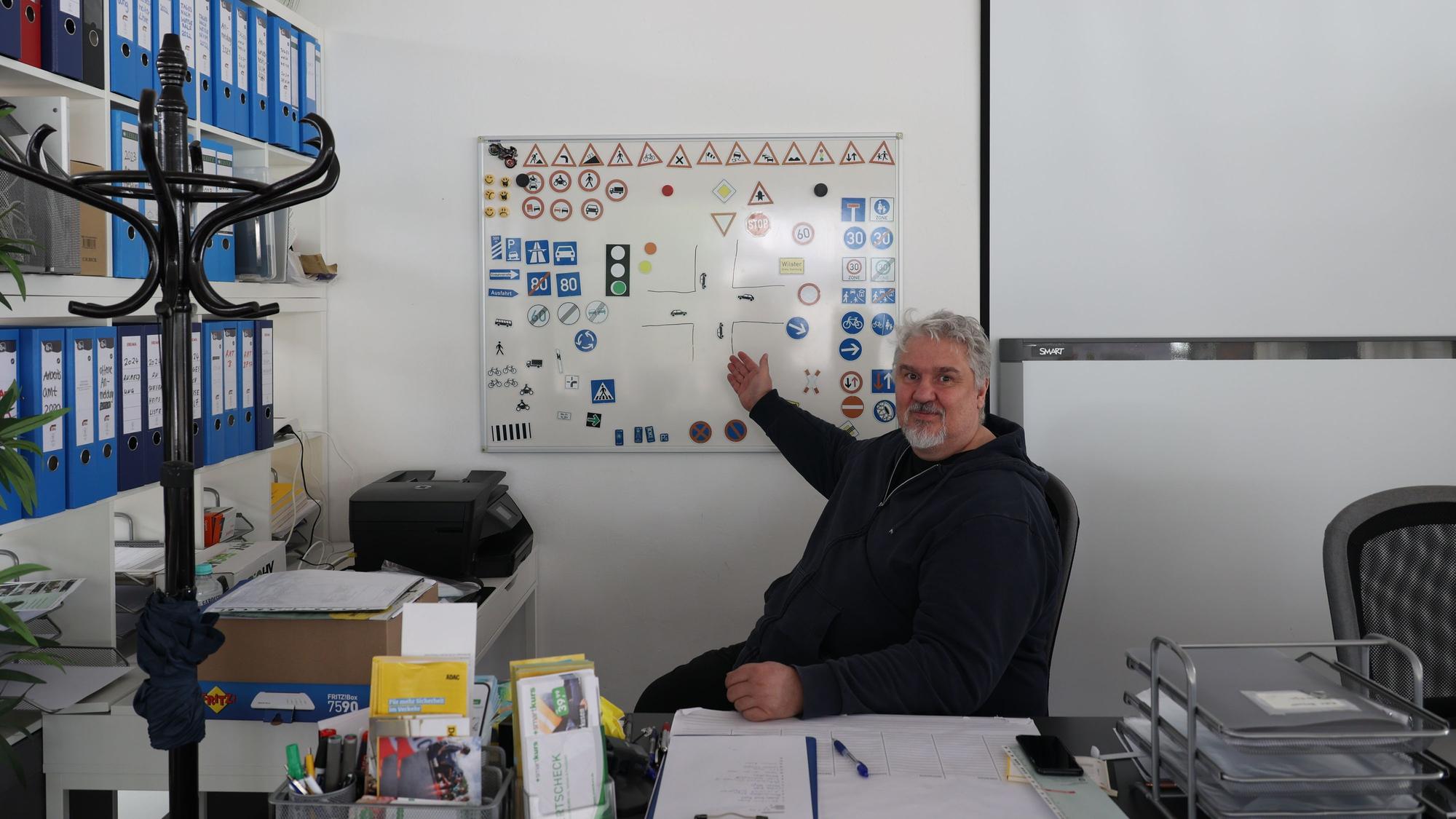 Ralf Brauer betreibt eine Fahrschule in Rheindorf.