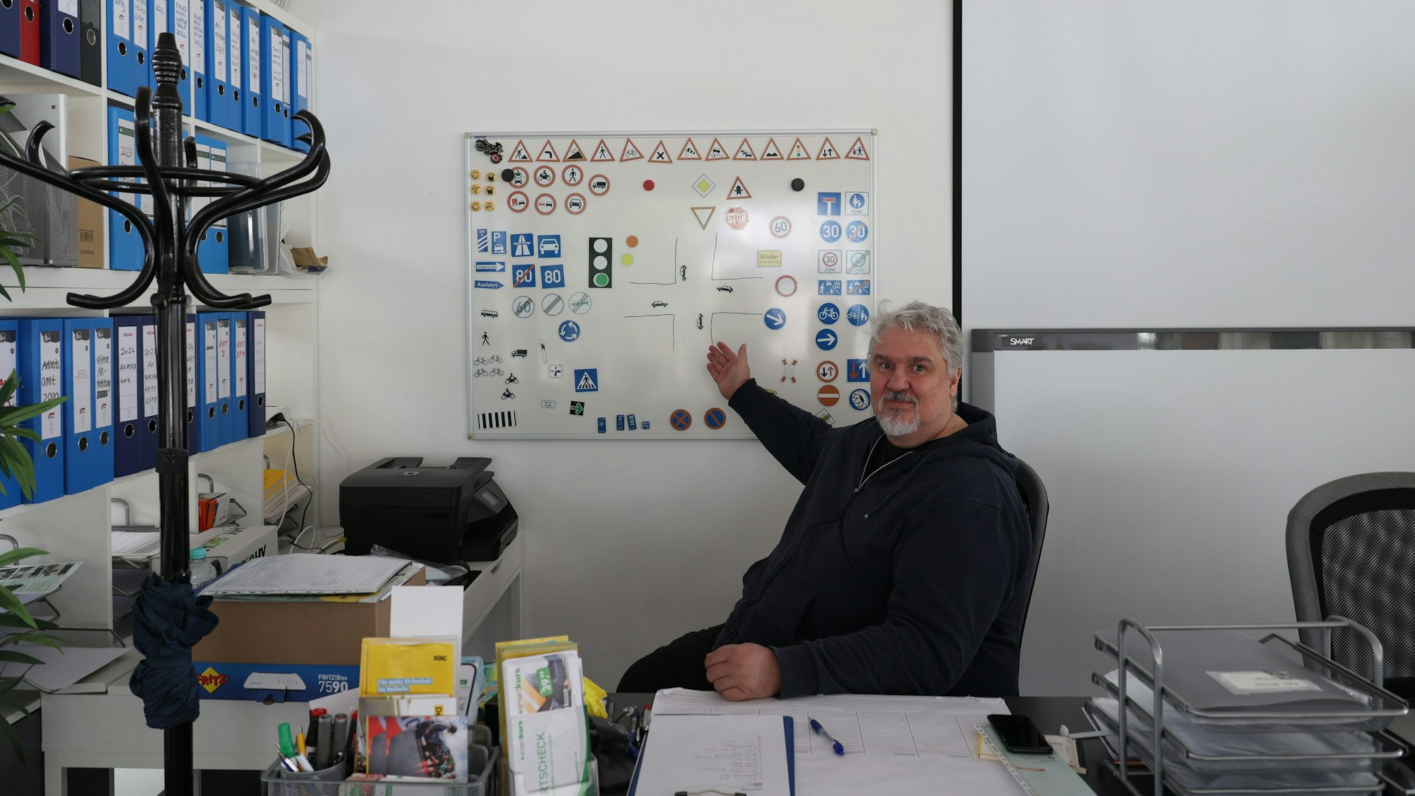 Ralf Brauer betreibt eine Fahrschule in Rheindorf.