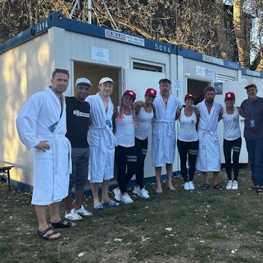 Zu sehen sind Tänzer des Vereins „Brühler Helden - Kahramanlar“ mit der Hambuger Hip-Hop-Formation Deichkind.