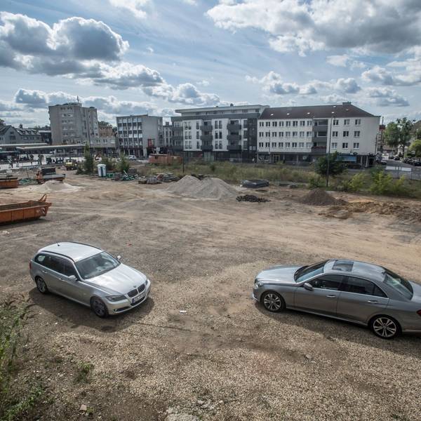 Das Baufeld nördlich des Busbahnhofs gehört 2024 Cube Real Estate. Hier soll das Bahnhofsquartier entstehen.