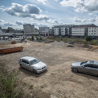 Das Baufeld nördlich des Busbahnhofs gehört 2024 Cube Real Estate. Hier soll das Bahnhofsquartier entstehen.
