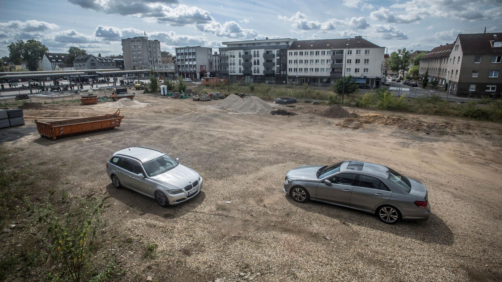 Das Baufeld nördlich des Busbahnhofs gehört 2024 Cube Real Estate. Hier soll das Bahnhofsquartier entstehen.
