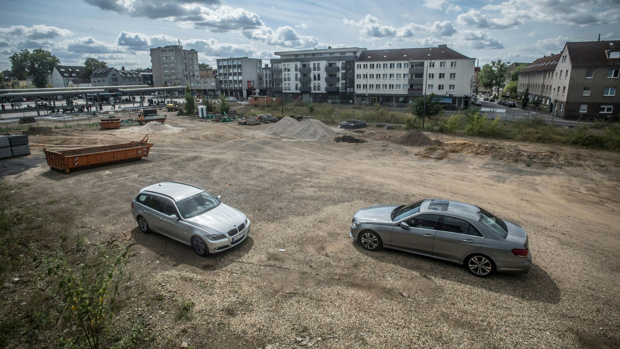 Das Baufeld nördlich des Busbahnhofs gehört 2024 Cube Real Estate. Hier soll das Bahnhofsquartier entstehen.