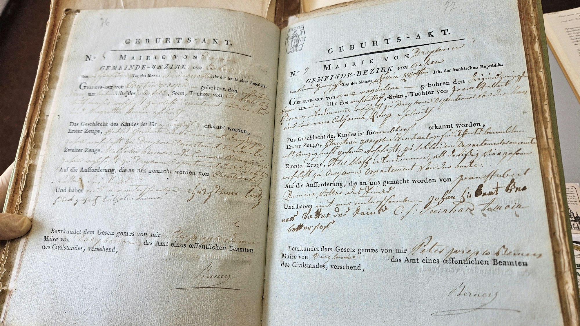 Blick in ein Buch mit Geburtsurkunden aus der Zeit um 1800 aus dem Ort Dreiborn.