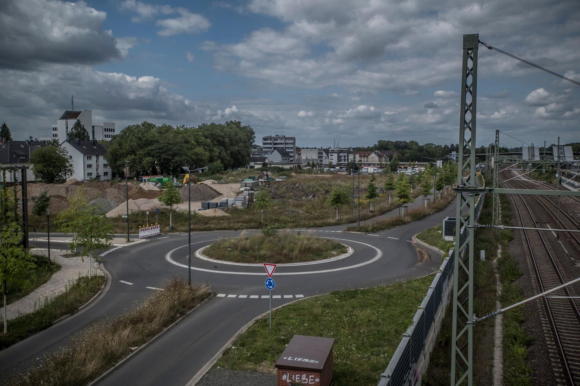 Ein Kreisverkehr an unbebauten Gelände.