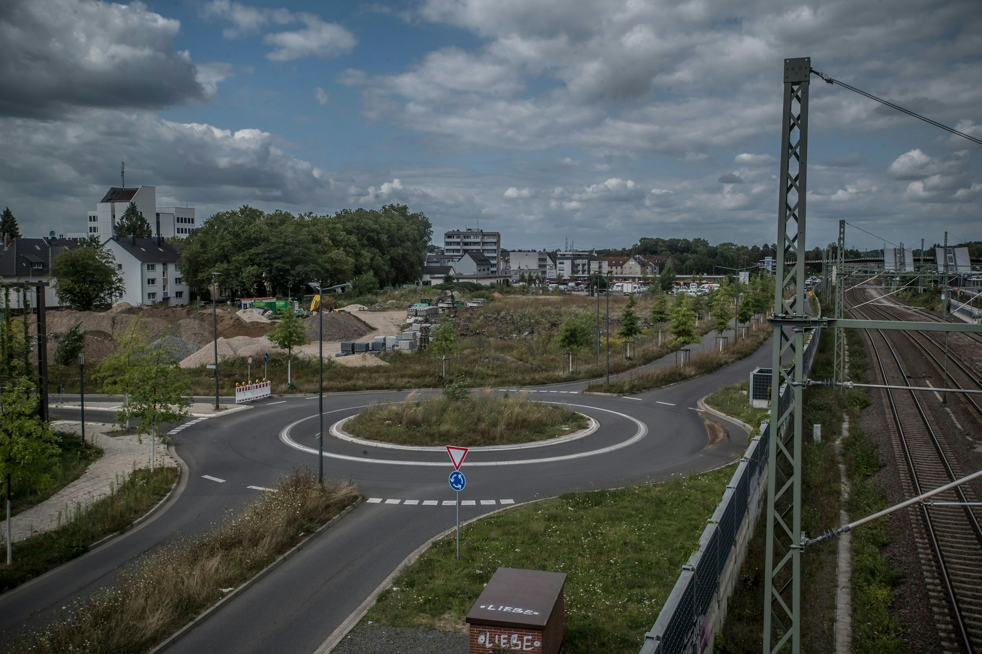Ein Kreisverkehr an unbebauten Gelände.