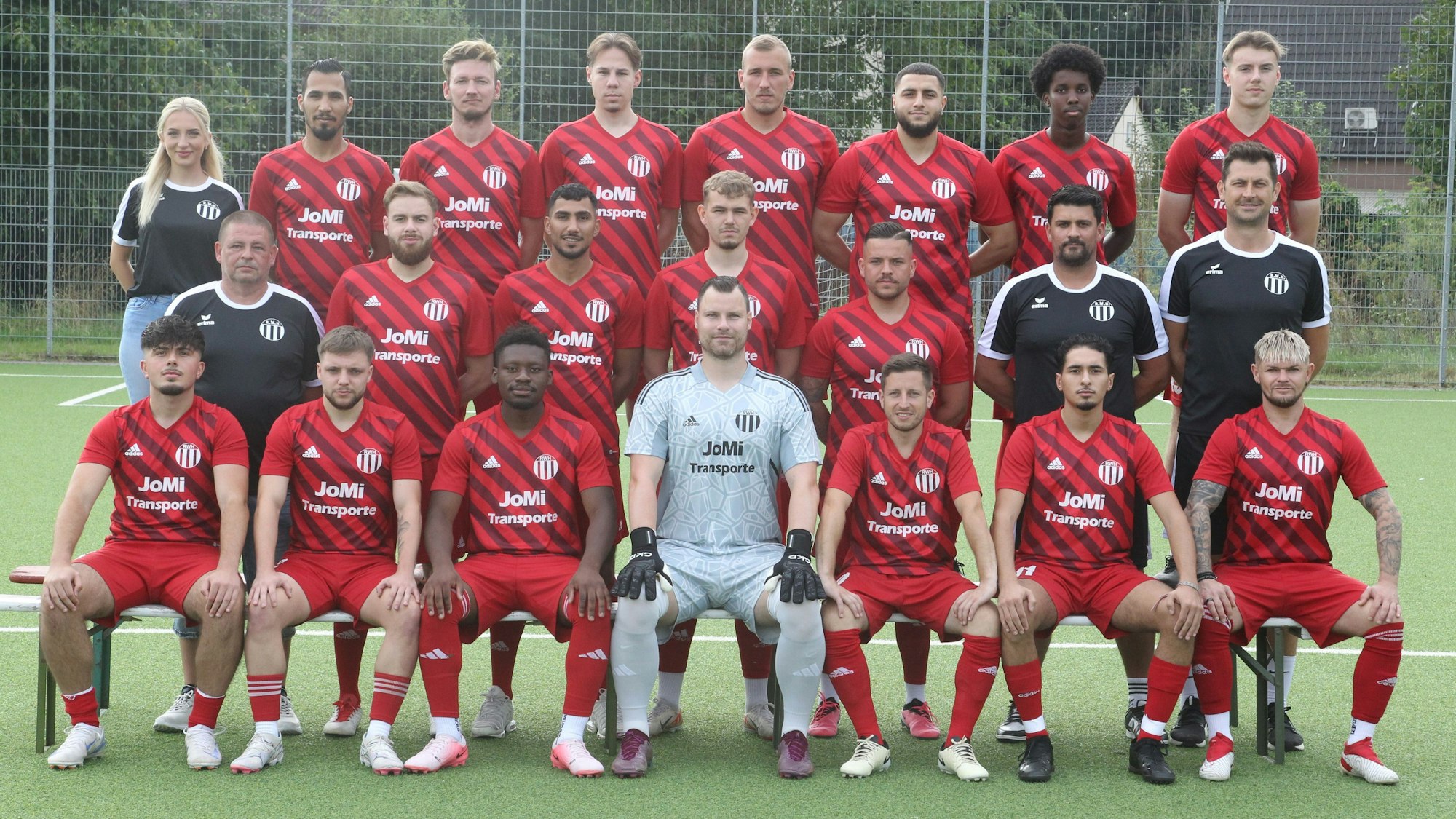 Betreuerin Lea Kasap (oben, von links), Ali Al Shaibani, Fabian Haase, Erwin Krenik, Patrick Fränkel, Ayman Bouskouchi, Zubeyr-Daud Hassan, Daniel Lasco, Sportlicher Leiter Michael Jolitz (Mitte, von links), Batuhan Geven, Dhrgam Alshebani, Jonas von Pückler, Koray Kasap, Co- Trainer Alija Zahirovic, Trainer Almir Hajdarovic, Blerton Ademi (unten, von links), Joshua Hummel, Thaoufik Zakari, Timo Prodöhl, Claudio Cardillo, Saad Barouag und Adam Sciborski von RW Hütte.