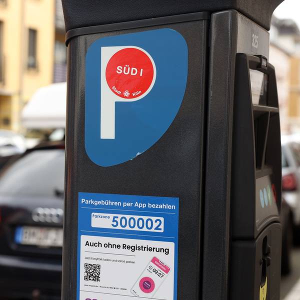 Ein Parkscheinautomat mit dem roten Punkt für das Anwohnerparken.