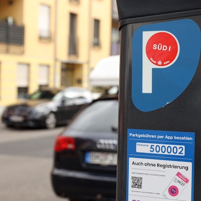Ein Parkscheinautomat mit dem roten Punkt für das Anwohnerparken.