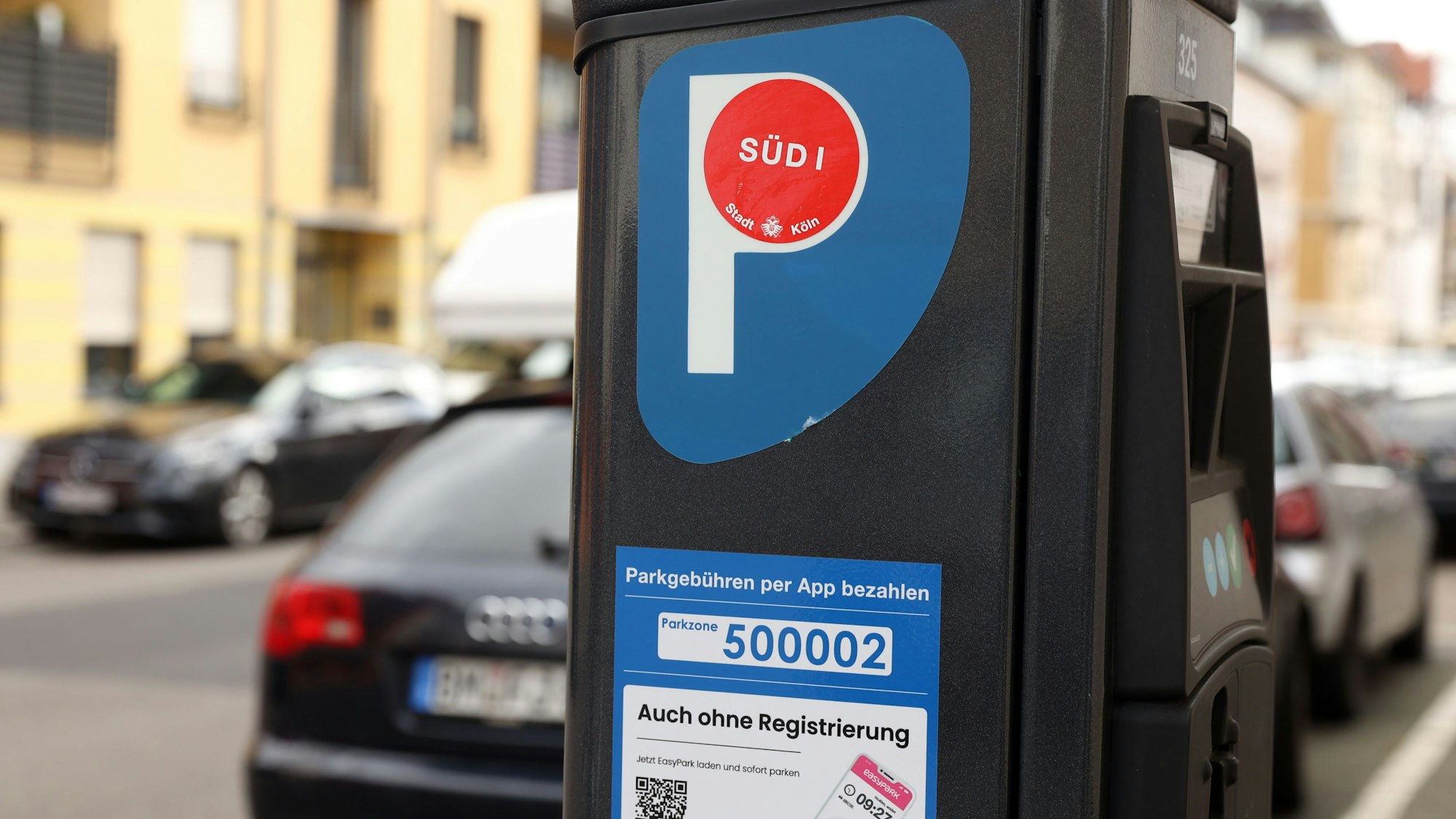 Ein Parkscheinautomat mit dem roten Punkt für das Anwohnerparken.