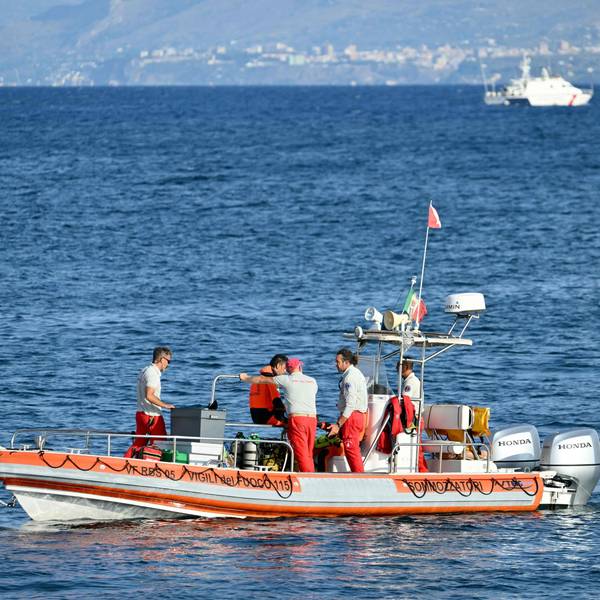 Ein Team der italienischen Feuerwehr an der Unglücksstelle vor der Stadt Porticello. Die Hoffnungen, noch Überlebende in der gesunkenen Luxusjacht „Bayesian“ zu finden, schwinden.