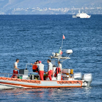 Ein Team der italienischen Feuerwehr an der Unglücksstelle vor der Stadt Porticello. Die Hoffnungen, noch Überlebende in der gesunkenen Luxusjacht „Bayesian“ zu finden, schwinden.