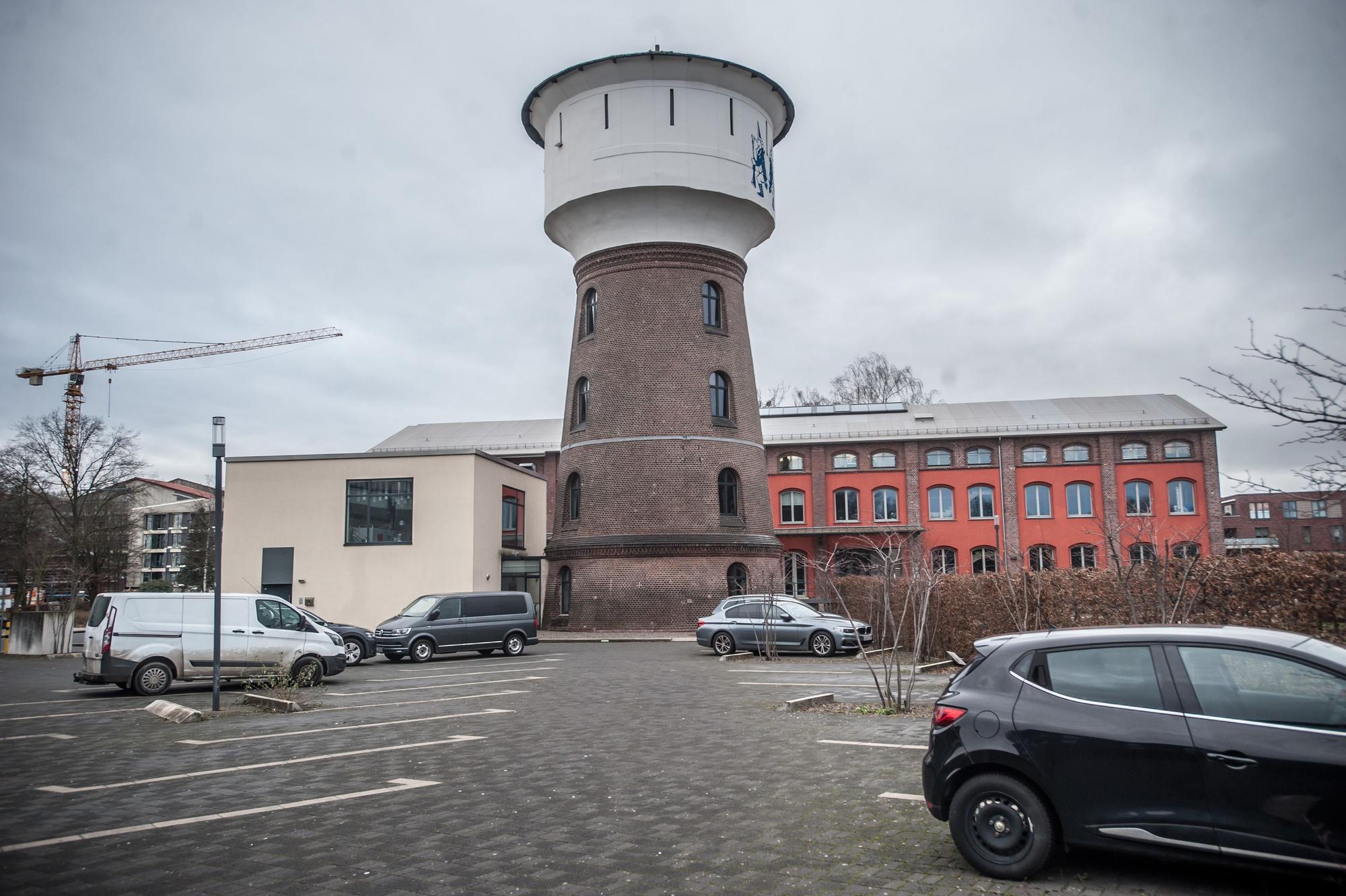 Der Funkenturm mit neuem Anbau in der neuen Bahnstadt.