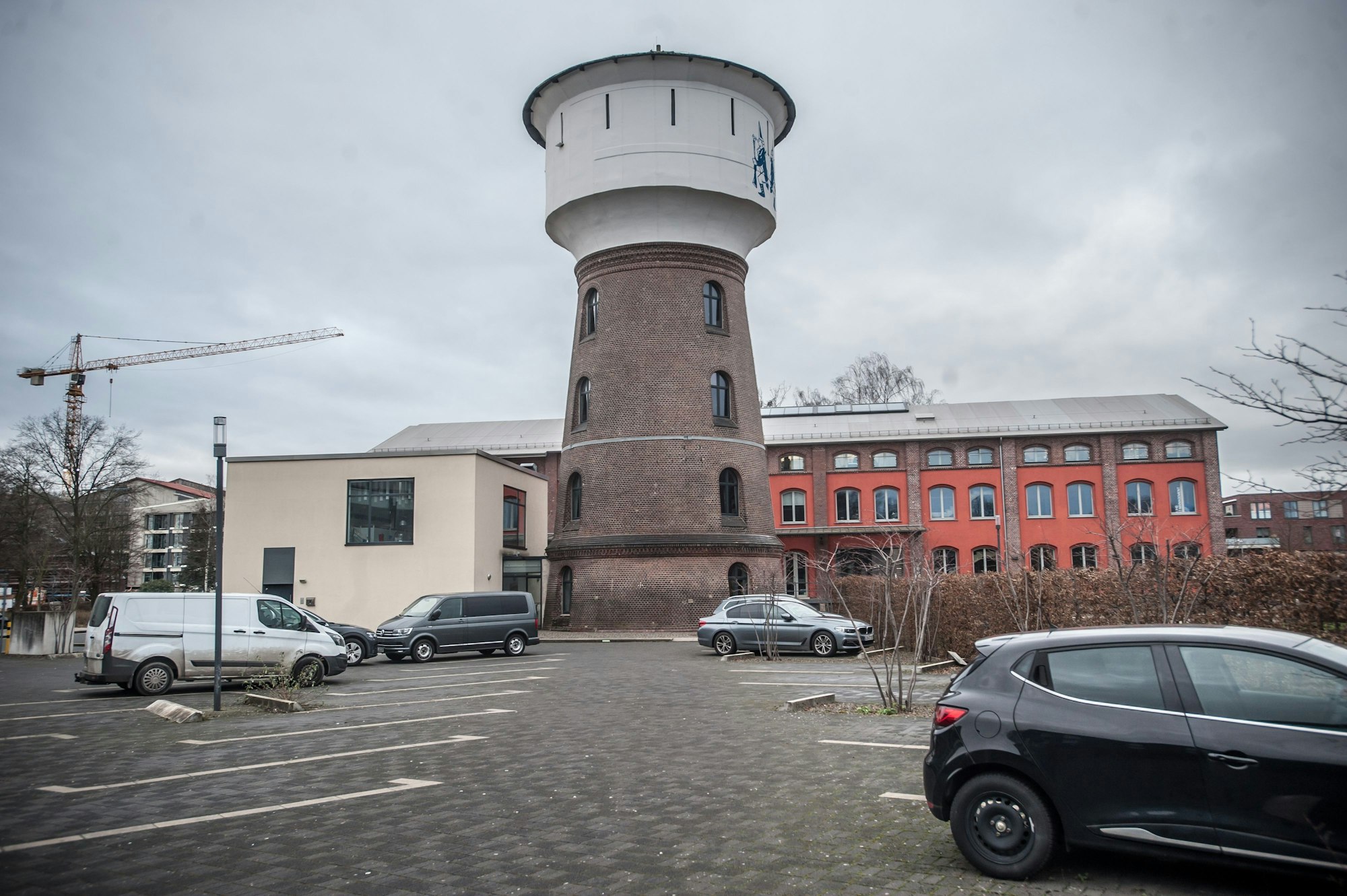 Der Funkenturm mit neuem Anbau in der neuen Bahnstadt.