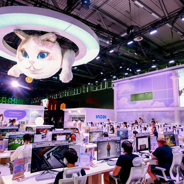 21.08.2024, Köln: Erster Tag der Computerspielemesse Gamescom 2024 in der KölönMesse - Besucher spielen auf der Messe stehen Schlange. Foto: Thilo Schmülgen