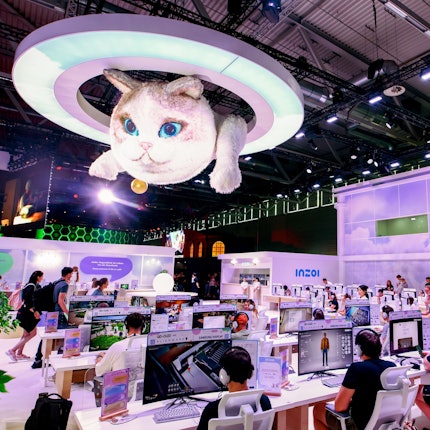 21.08.2024, Köln: Erster Tag der Computerspielemesse Gamescom 2024 in der KölönMesse - Besucher spielen  auf der Messe stehen Schlange. Foto: Thilo Schmülgen