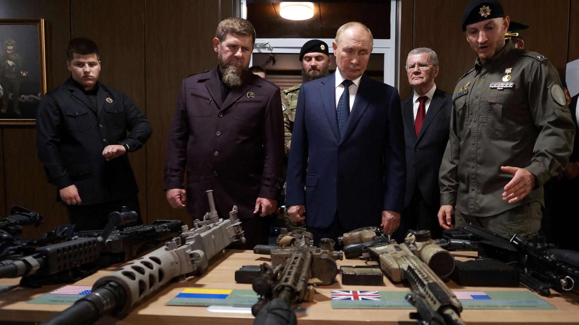 Ramsan Kadyrow und Wladimir Putin bei einem Besuch in einer Militärakademie in Tschetschenien.