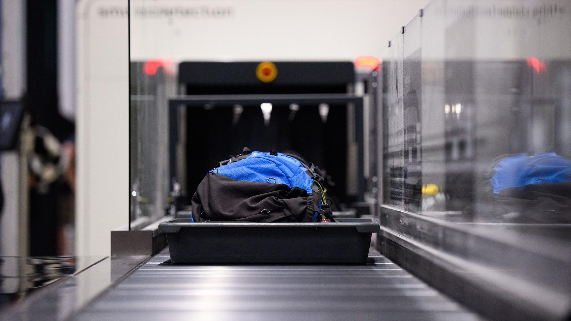 ARCHIV - 17.07.2024, Brandenburg, Schönefeld: Gepäck kommt am Flughafen Berlin-Brandenburg aus einem neuartigen Scanner, bei dem Flüssigkeiten und Laptops nicht vorher herausgenommen werden müssen.