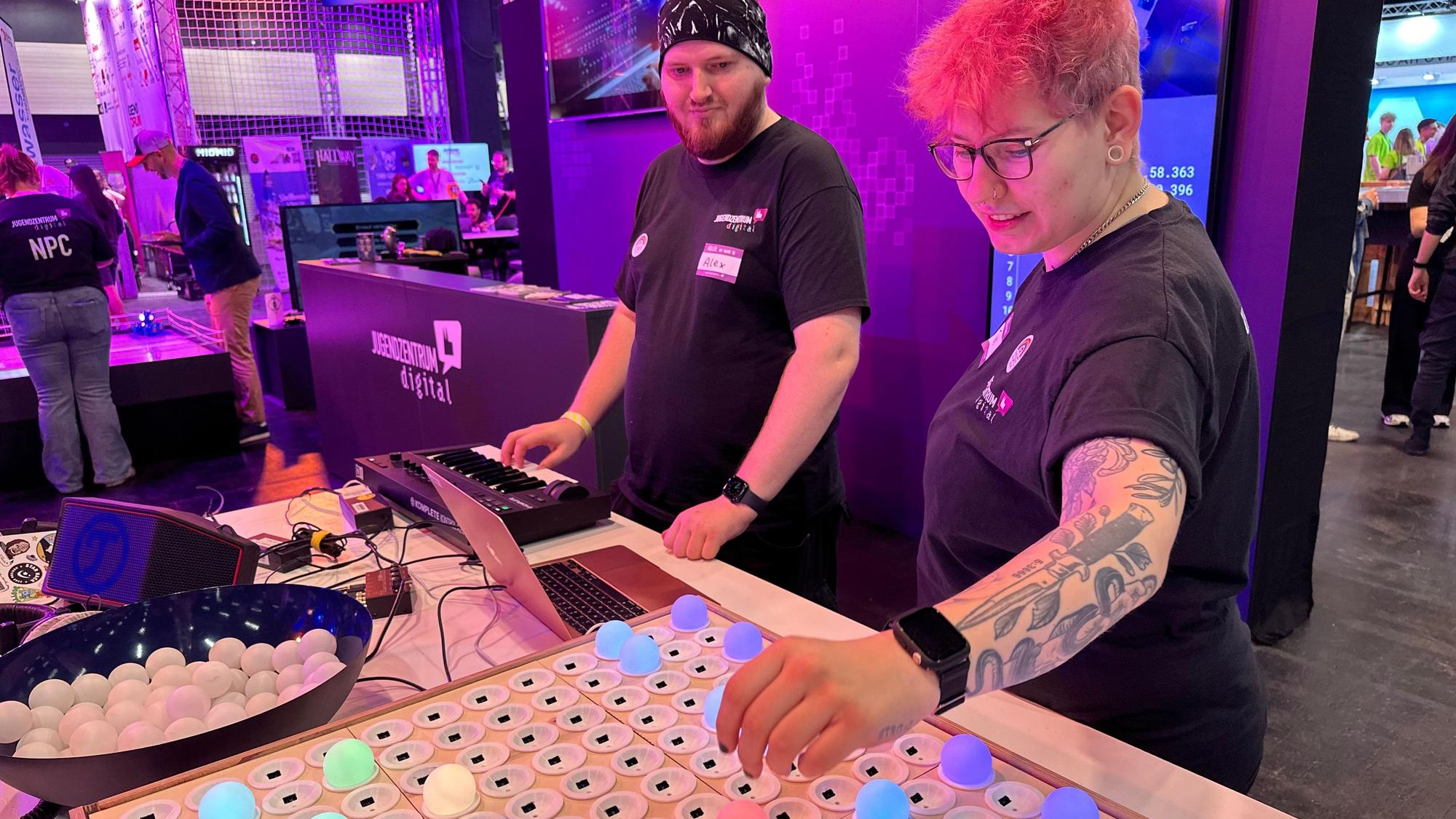 Hochschule Bonn-Rhein-Sieg auf der Gamescom, Tabea Manfeld (r.) und Alexander Wilberz sind Studierende der H-BRS und haben das Projekt Jugendzentrum.digital gegründet. In Köln erklären sie Jugendlichen den Bereich Medien und Digital.