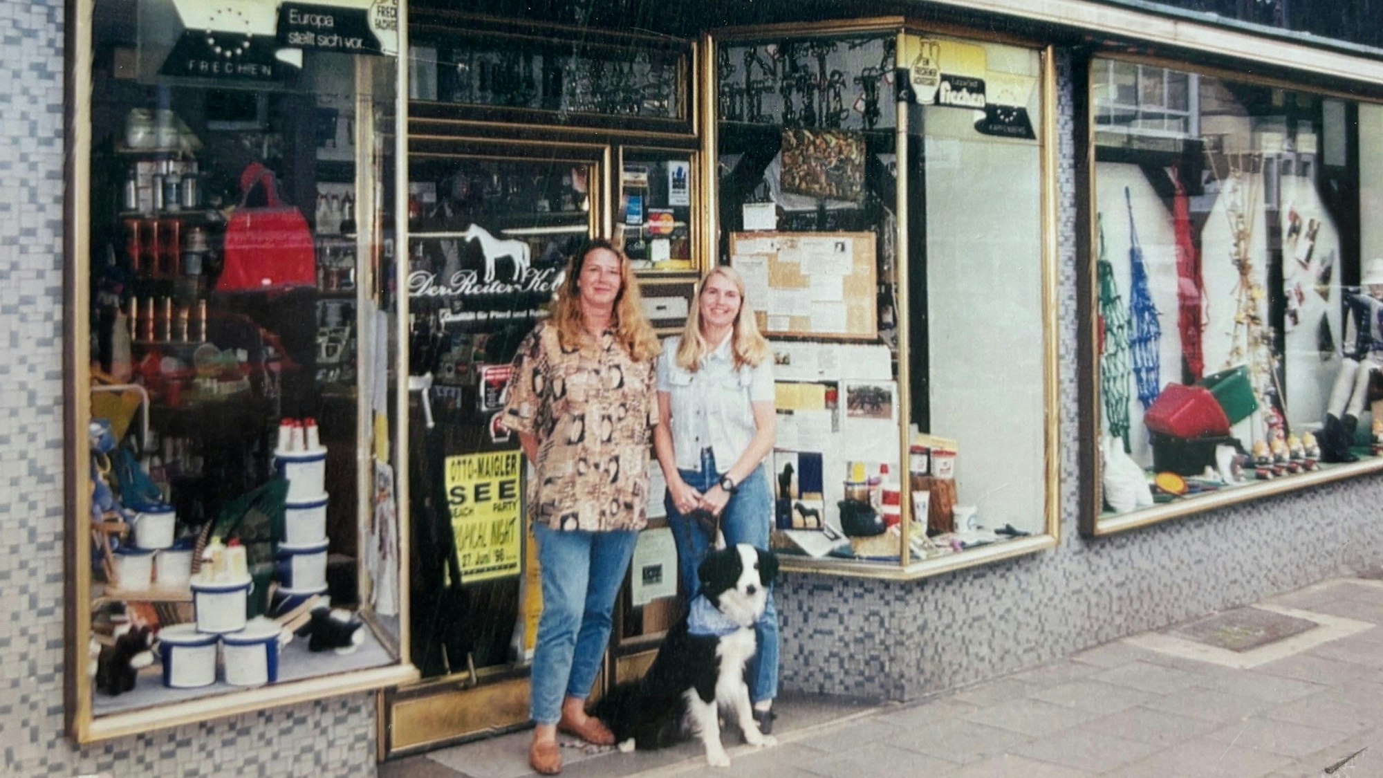 Auf dem Bild ist die Inhaberin in dem Jahr der Geschäftsübernahme zu sehen.