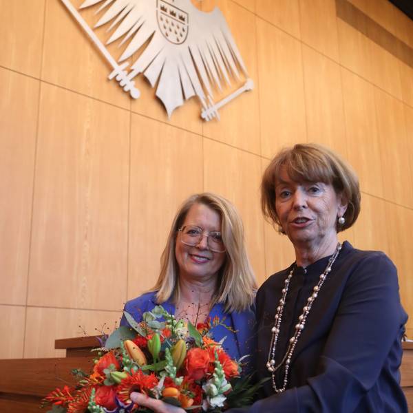 Der Stadtrat hat Andrea Blome in seiner ersten Sitzung nach der Sommerpause erneut zur Stadtdirektorin bestellt. Rechts Oberbürgermeisterin Henriette Reker.