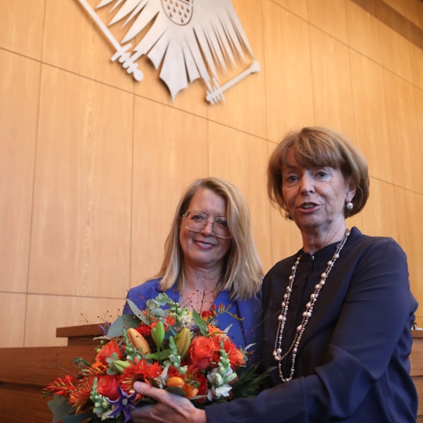 Der Stadtrat hat Andrea Blome in seiner ersten Sitzung nach der Sommerpause erneut zur Stadtdirektorin bestellt. Rechts Oberbürgermeisterin Henriette Reker.