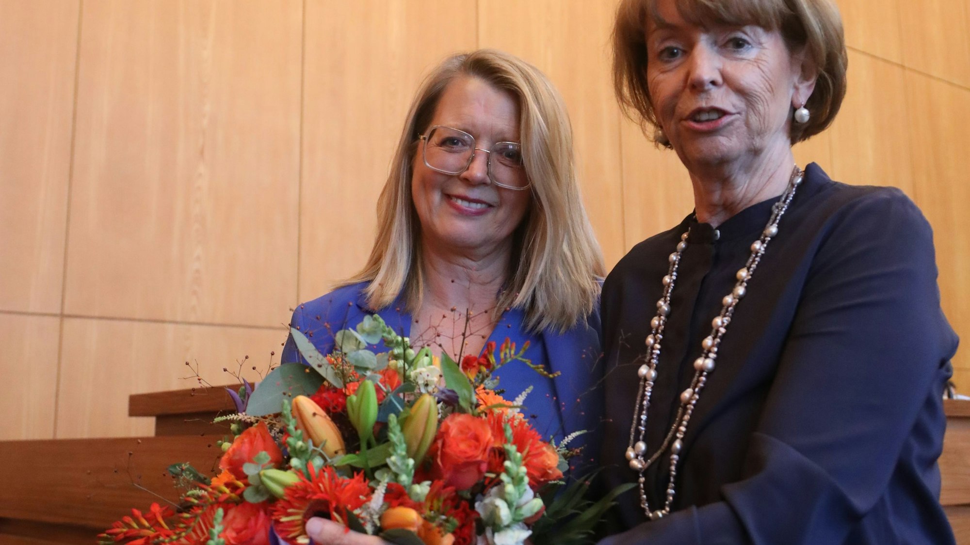 Der Stadtrat hat Andrea Blome in seiner ersten Sitzung nach der Sommerpause erneut zur Stadtdirektorin bestellt. Rechts Oberbürgermeisterin Henriette Reker.