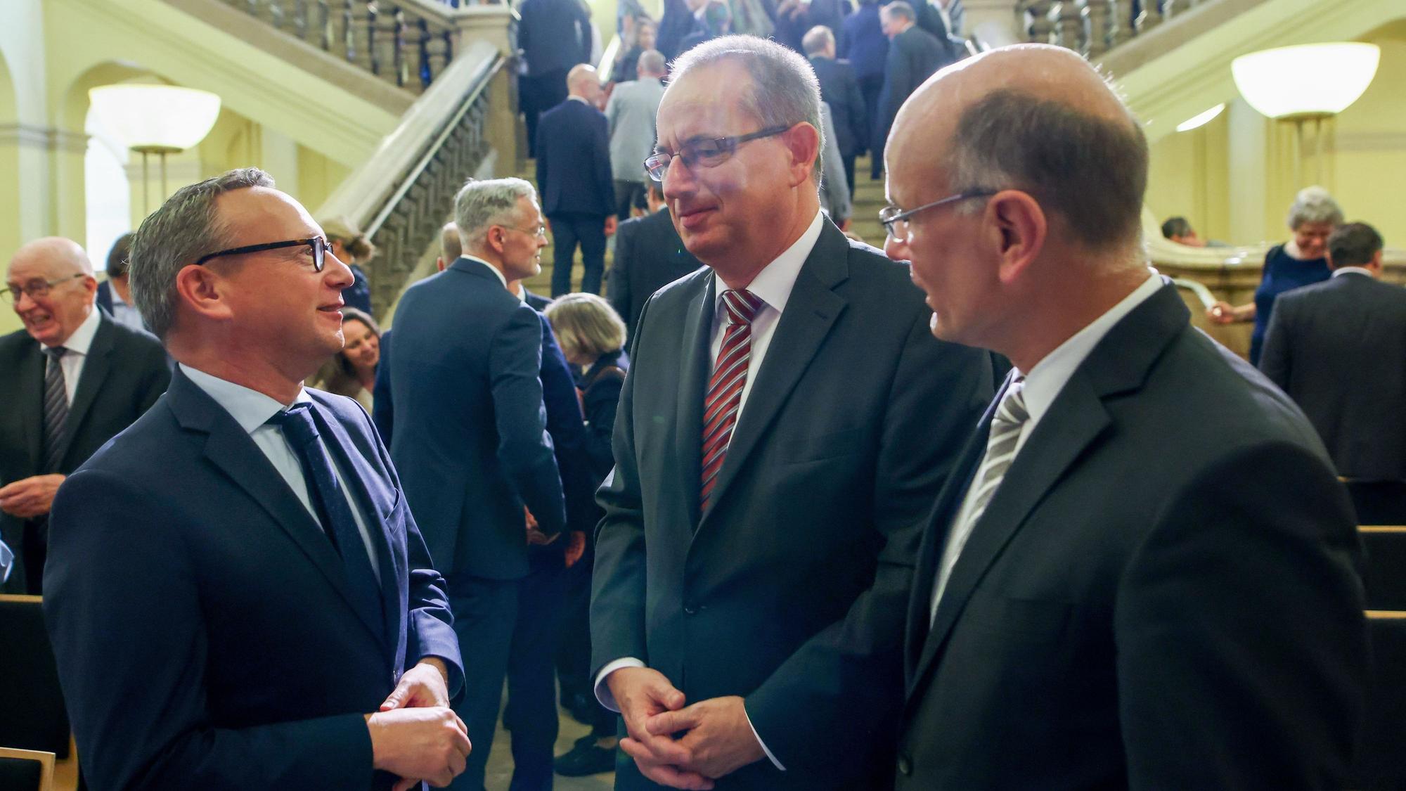 NRW-Justizminister Benjamin Limbach, Leitender Oberstaatsanwalt Stephan Neuheuser und Generalstaatsanwalt Thomas Harden im Gespräch.
