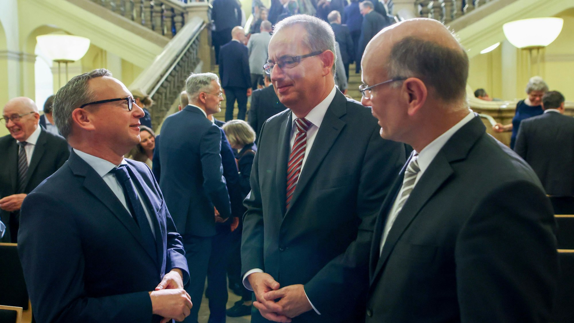 NRW-Justizminister Benjamin Limbach, Leitender Oberstaatsanwalt Stephan Neuheuser und Generalstaatsanwalt Thomas Harden im Gespräch.