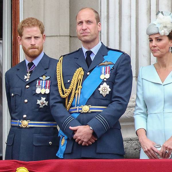 Prinz William und dessen Ehefrau Kate stehen auf dem Balkon zusammen mit Prinz Harry.