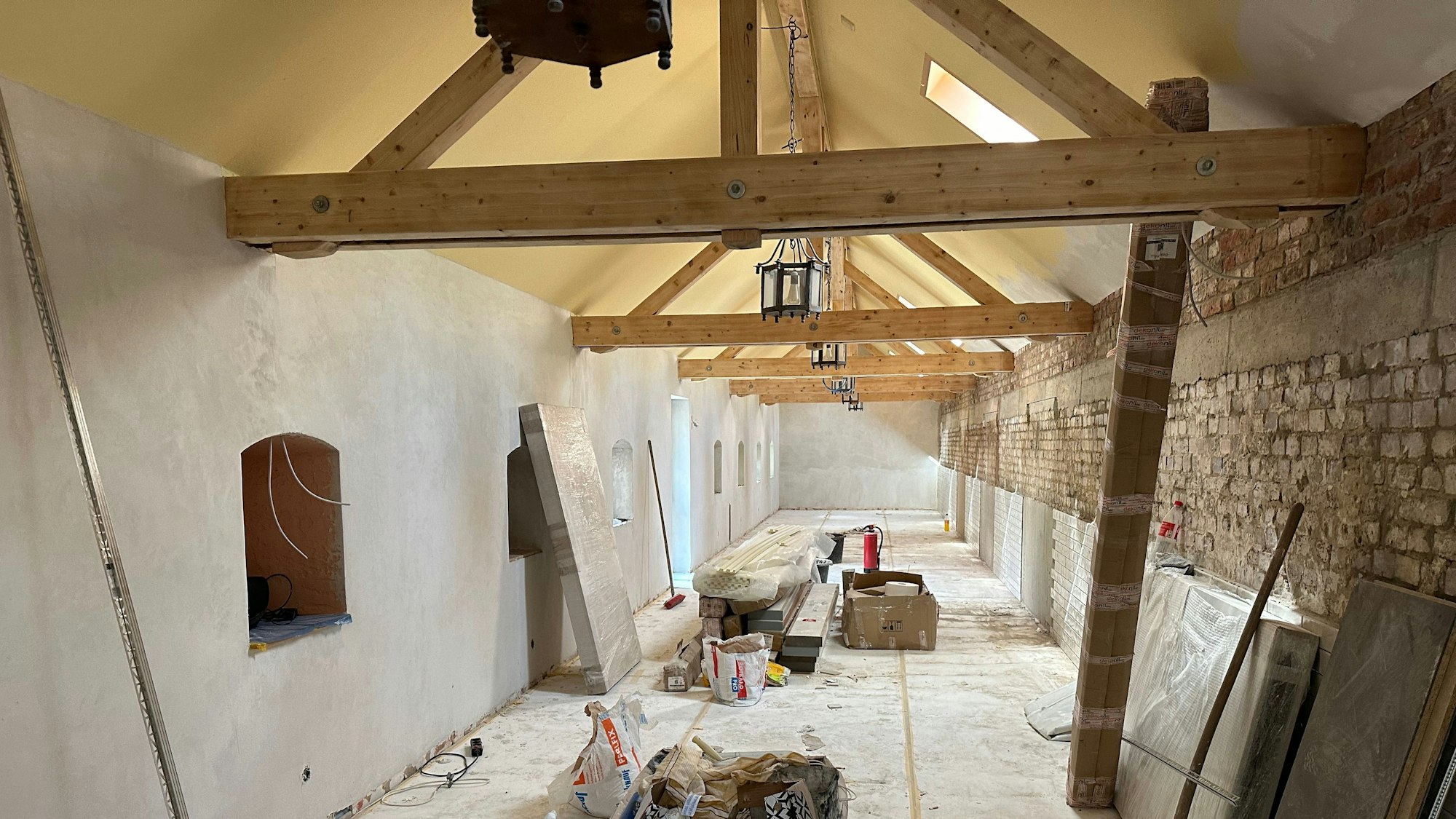 Werkzeuge der Bauarbeiter stehen herum. Der ehemalige Schweinestall in der Niederpleiser Mühle bekommt den letzten Schliff.