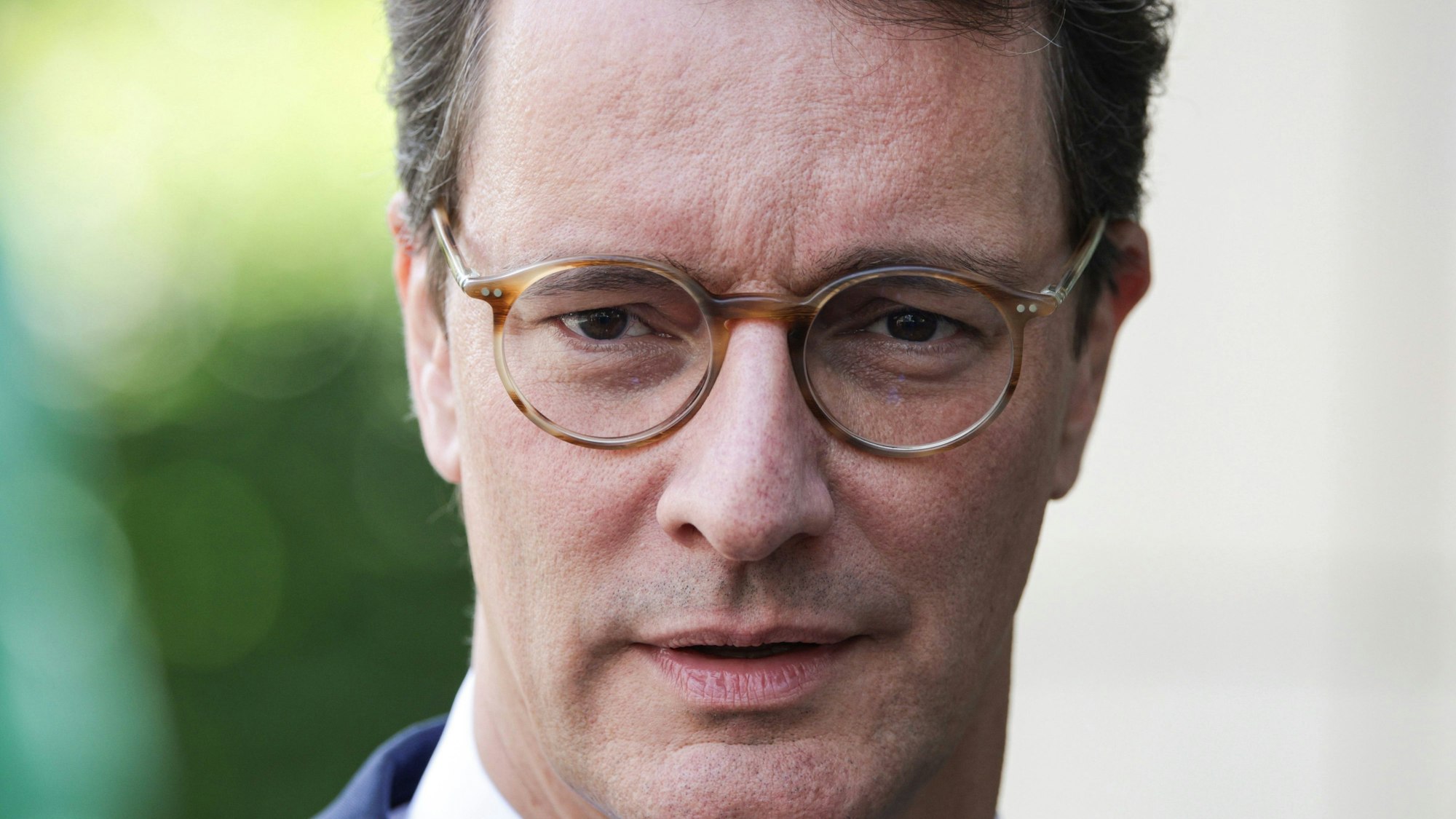 Hendrik Wüst (CDU), Ministerpräsident von Nordrhein-Westfalen, ist im Porträt zu sehen.