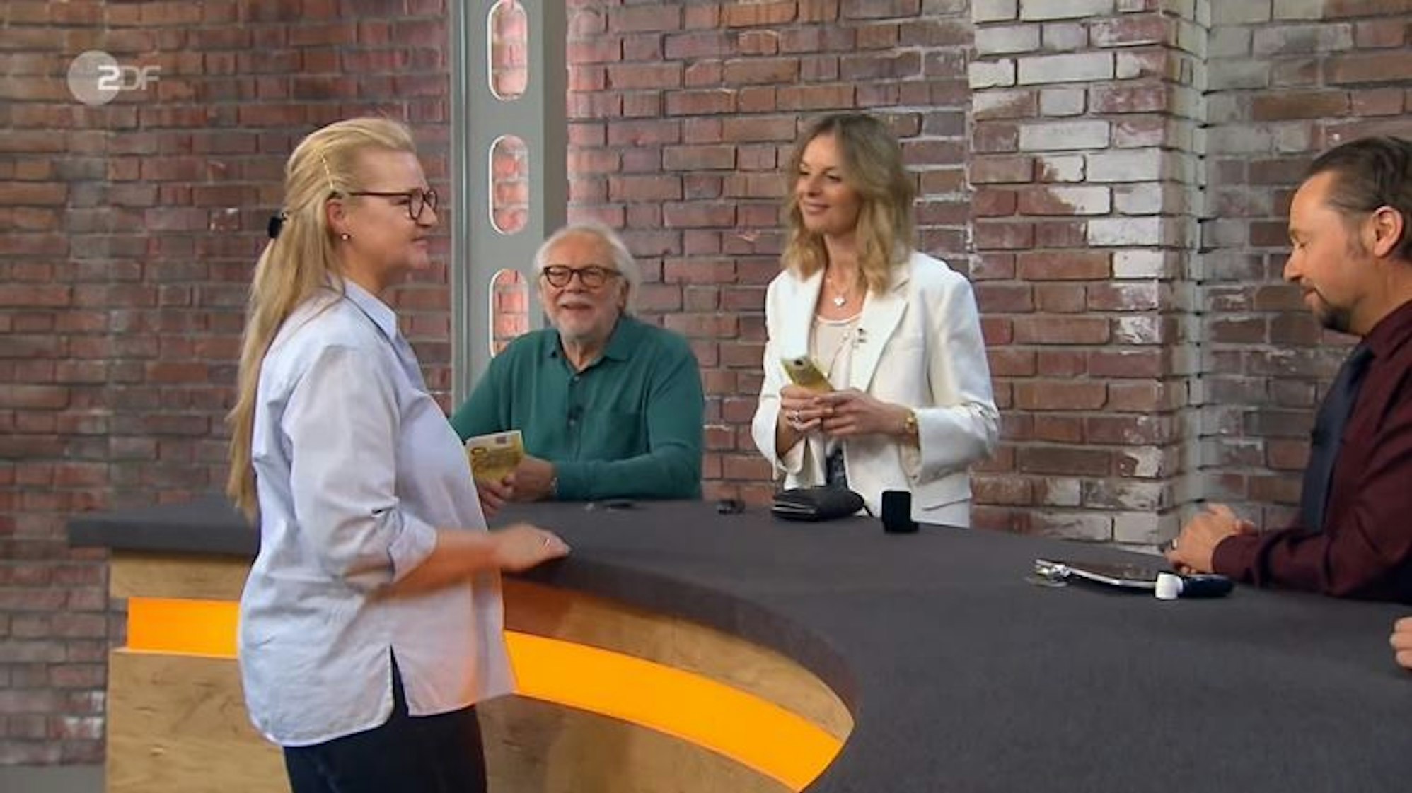 Die Verkäuferin aus Engelskirchen (v.l.) im Händlerraum von Bares für Rares mit mit Friedrich Häusser, Susanne Steiger und Wolfgang Pauritsch. Alle wollten die Brosche aus Engelskirchen haben.