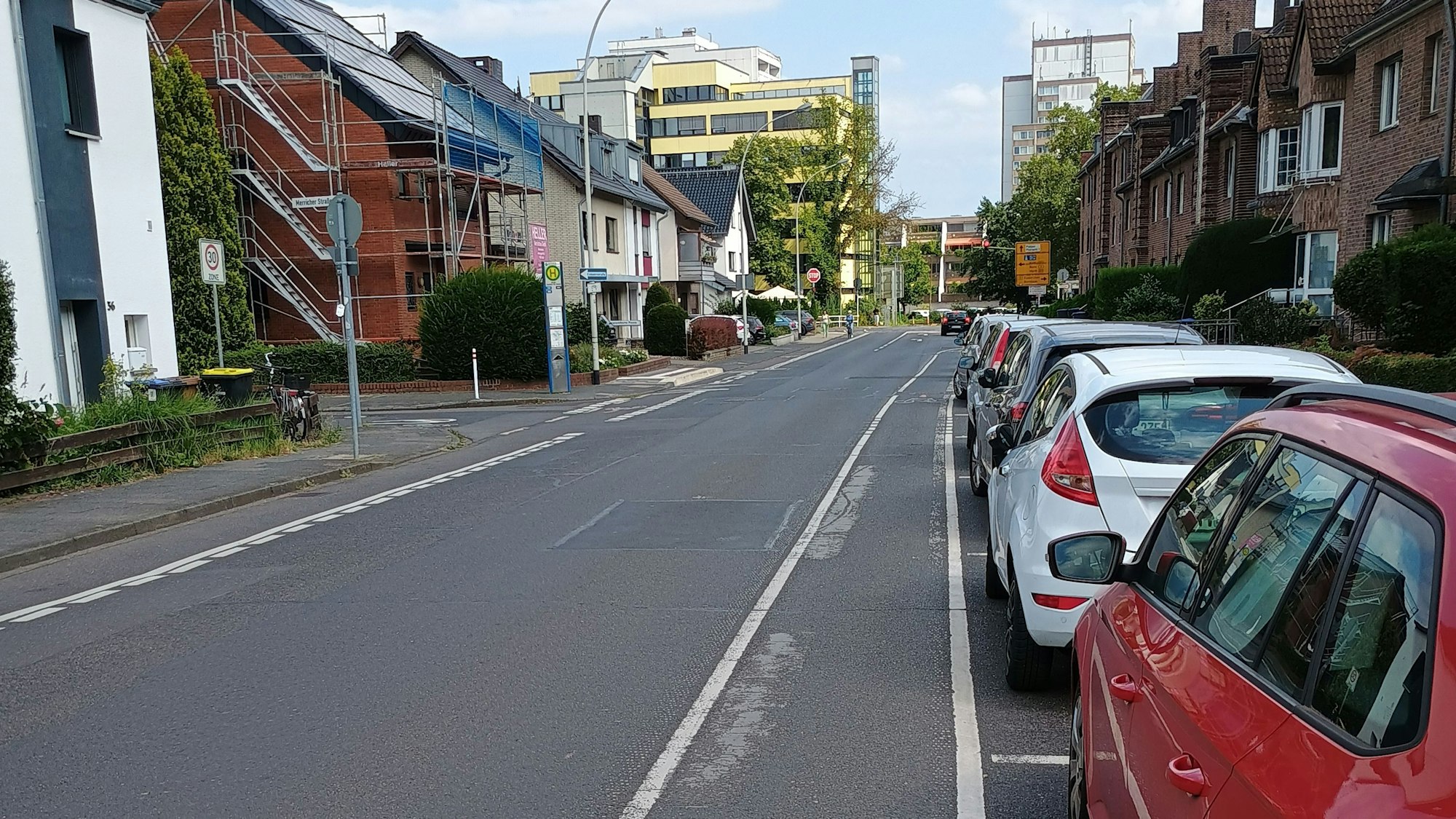 Auf dem Bild ist die Fahrradspur auf der Straße Rodderweg zu sehen.