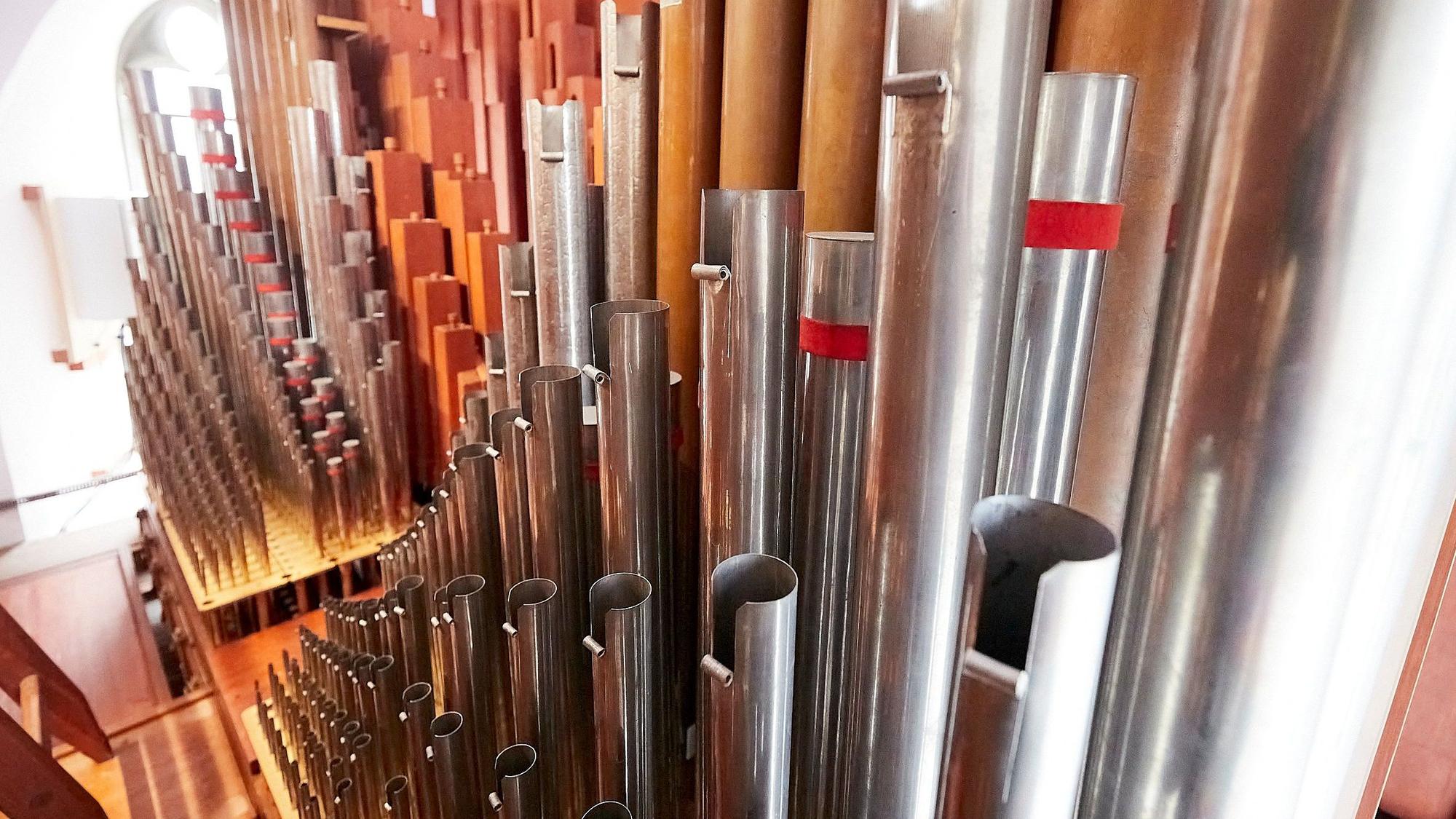 Auf dem Bild sind einige der 2820 klingenden Pfeifen der Orgel in der Kirche in Gemünd zu sehen.