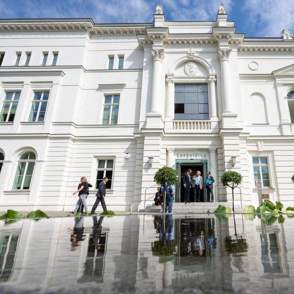 Blick auf den Haupteingang der Nationalen Akademie der Wissenschaften Leopoldina in Halle/Saale. Auf einem Festsymposium wird der frühere Leopoldina-Präsident Jörg Hacker geehrt..