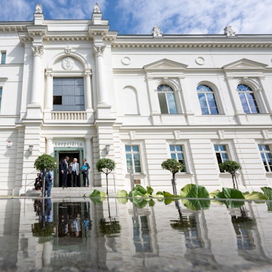 Blick auf den Haupteingang der Nationalen Akademie der Wissenschaften Leopoldina in Halle/Saale. Auf einem Festsymposium wird der frühere Leopoldina-Präsident Jörg Hacker geehrt..