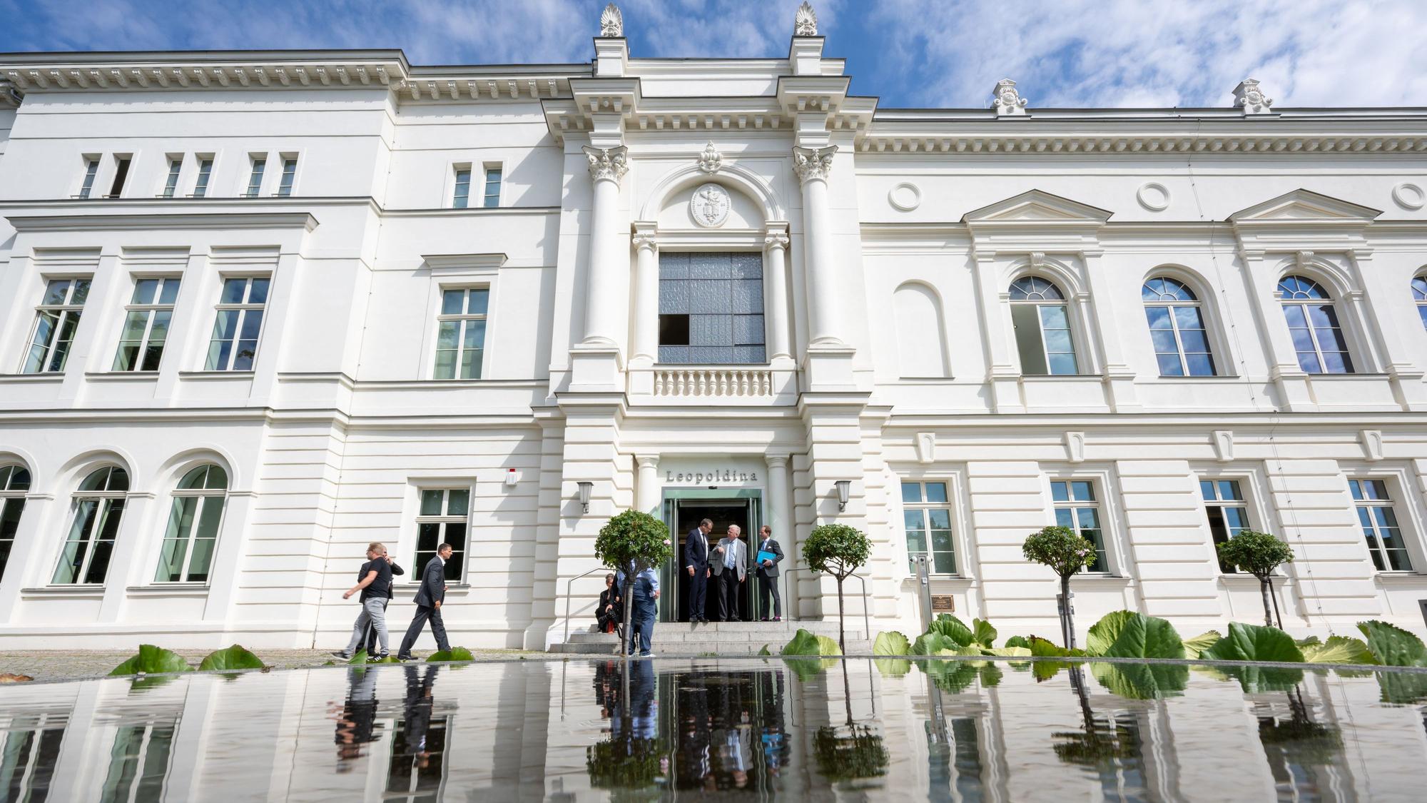 Blick auf den Haupteingang der Nationalen Akademie der Wissenschaften Leopoldina in Halle/Saale. Auf einem Festsymposium wird der frühere Leopoldina-Präsident Jörg Hacker geehrt..