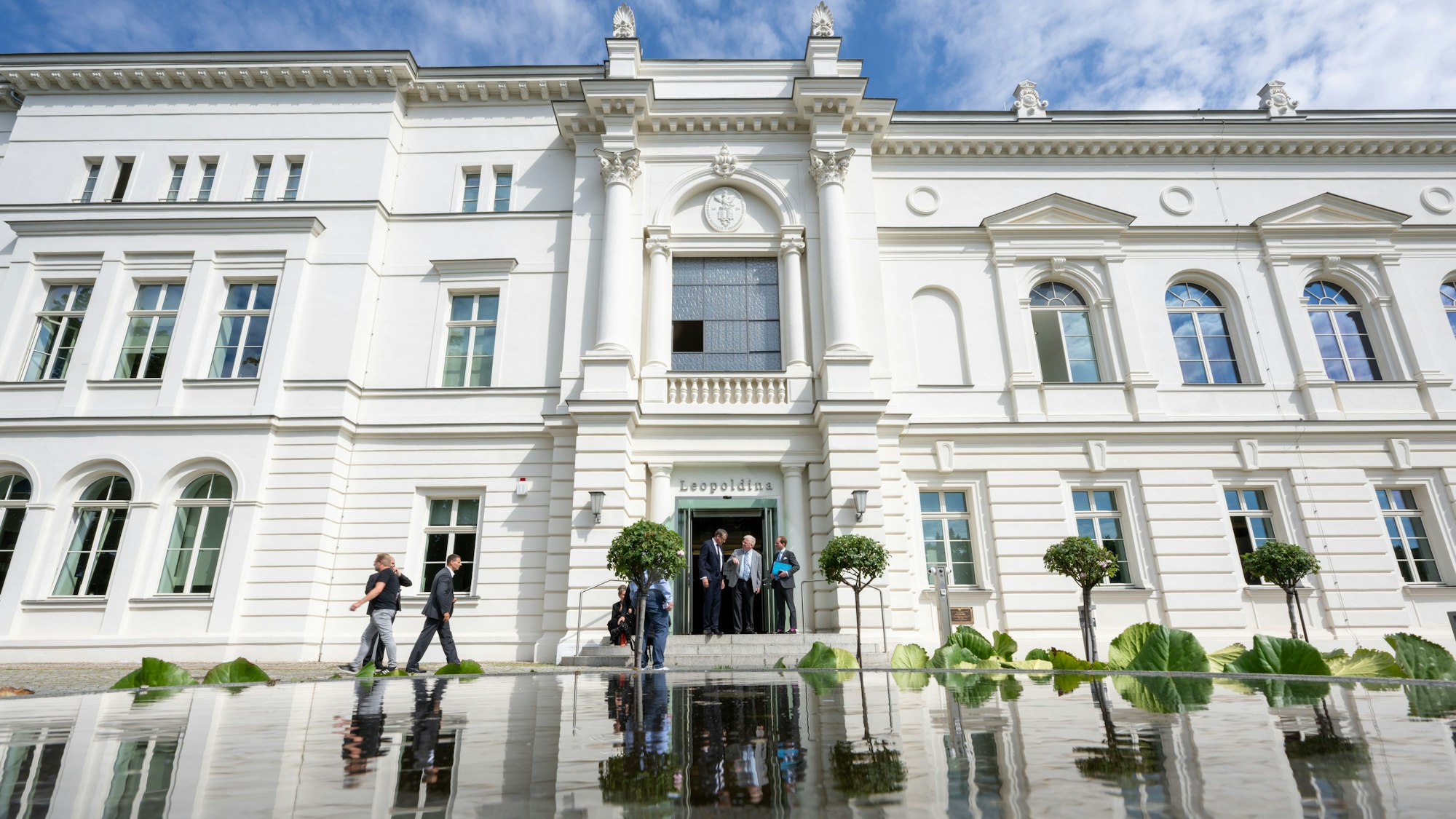 Blick auf den Haupteingang der Nationalen Akademie der Wissenschaften Leopoldina in Halle/Saale. Auf einem Festsymposium wird der frühere Leopoldina-Präsident Jörg Hacker geehrt..