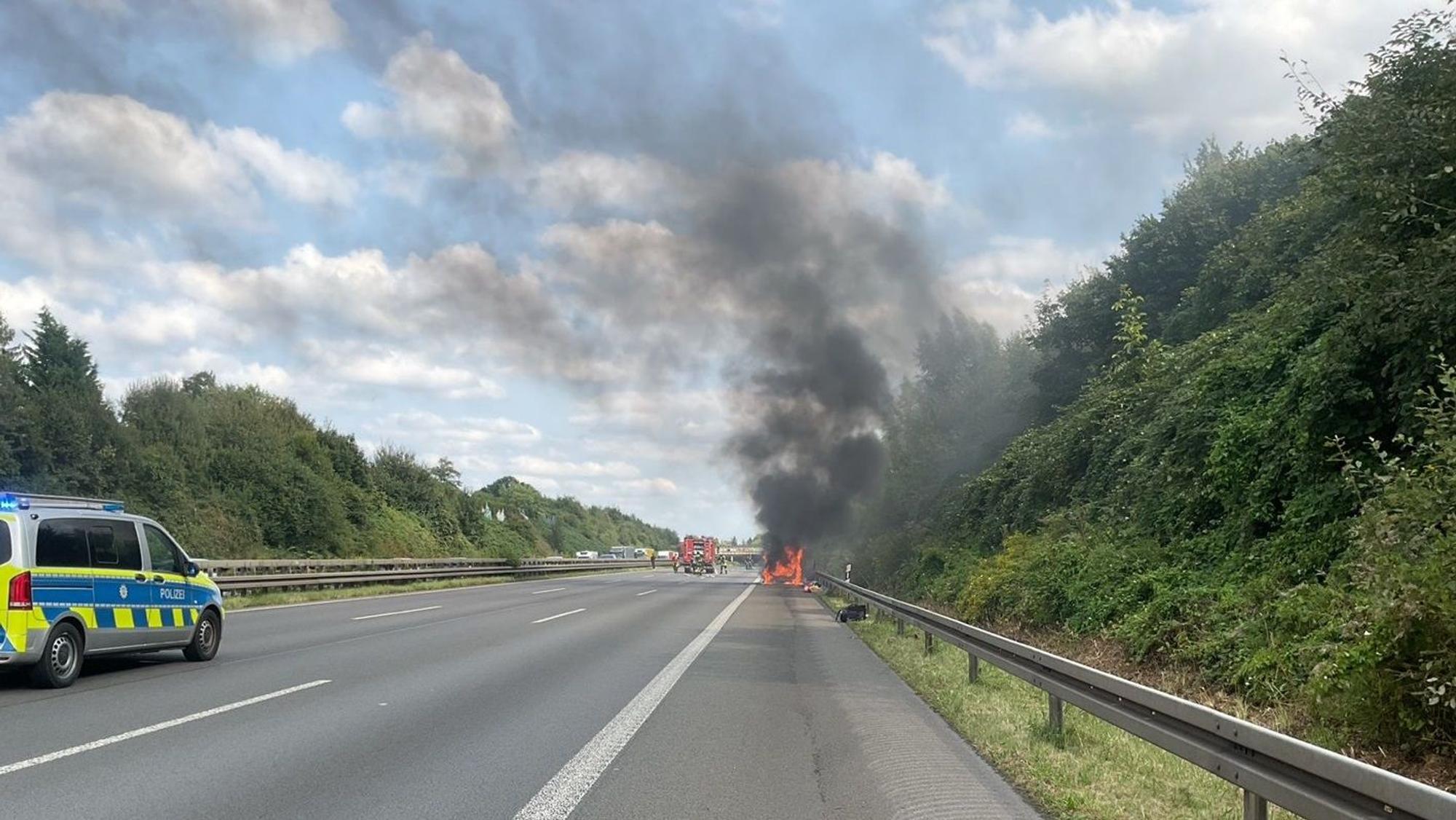 Die Polizei musste die A2 für die Löscharbeiten komplett sperren.
