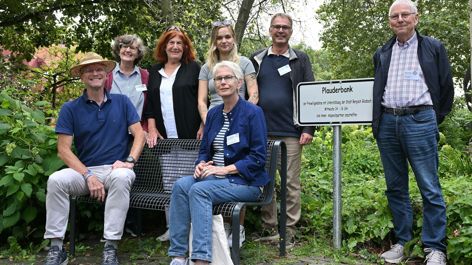 Das Foto zeigt die Einweihung der Plauderbank in Bergisch Gladbach