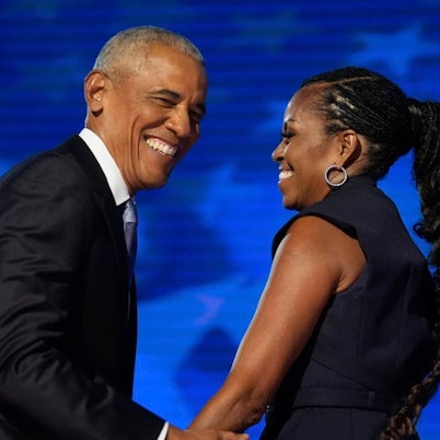 Barack Obama zusammen mit seiner Frau Michelle in Chicago auf der Bühne. Der Ex-Präsident nahm in seiner Rede Donald Trump aufs Korn.