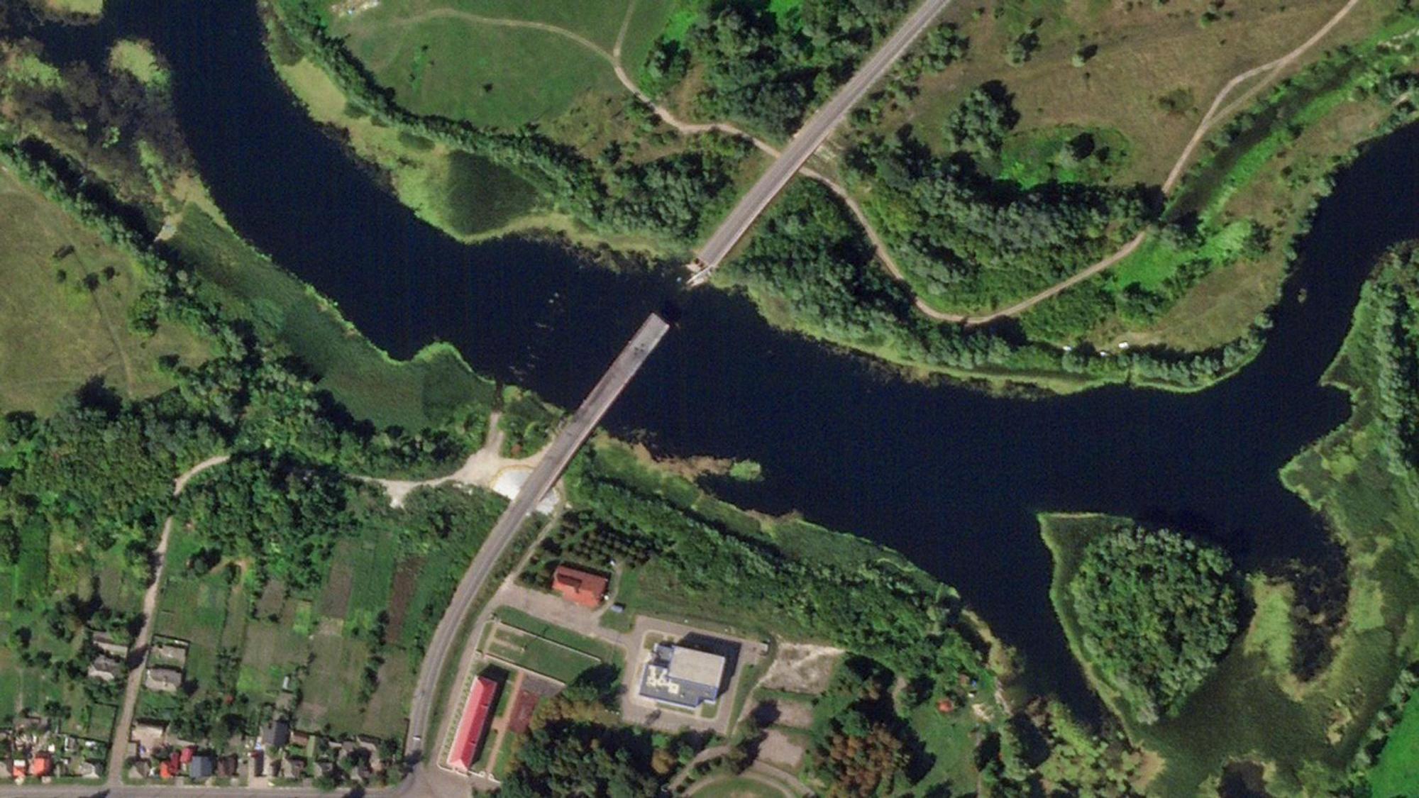 Ein Satellitenfoto zeigt eine zerstörte Brücke über den Fluss Seim bei der Stadt Gluschkowo in der russischen Region Kursk.