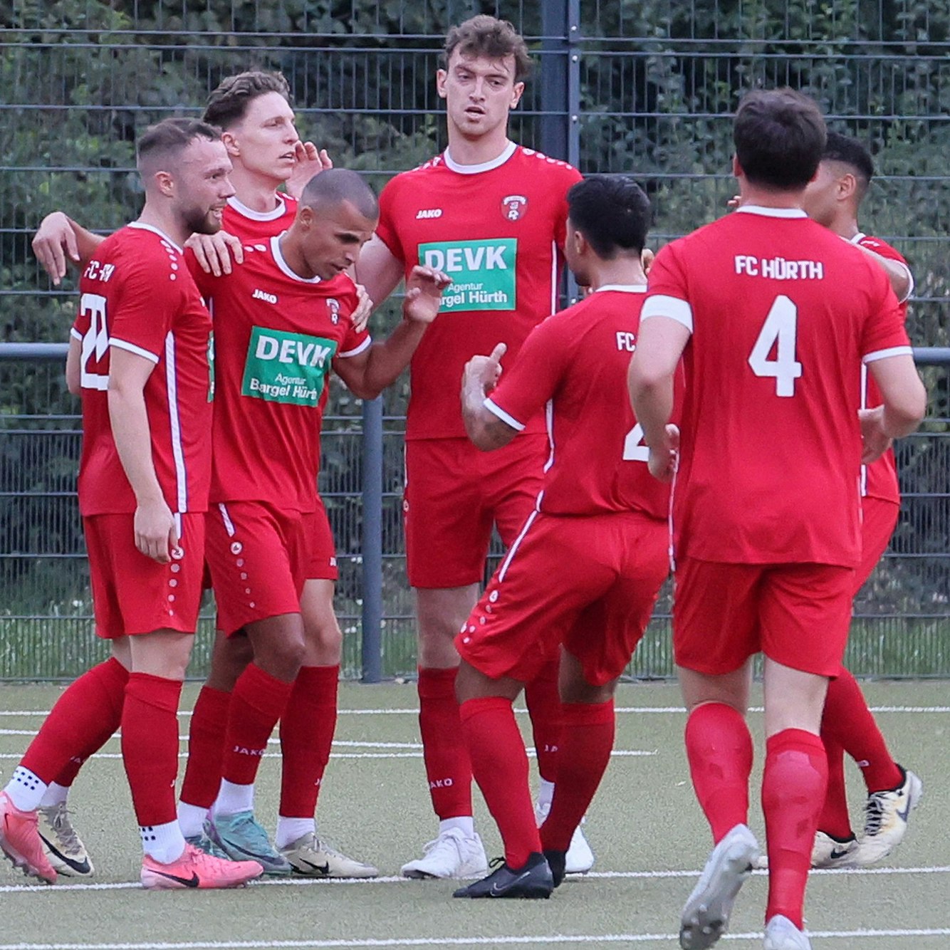 Das Bild zeigt Yousef Keshta, vom FC Hürth mit mehreren Mitspielern nach dem verwandelten Elfmeter.