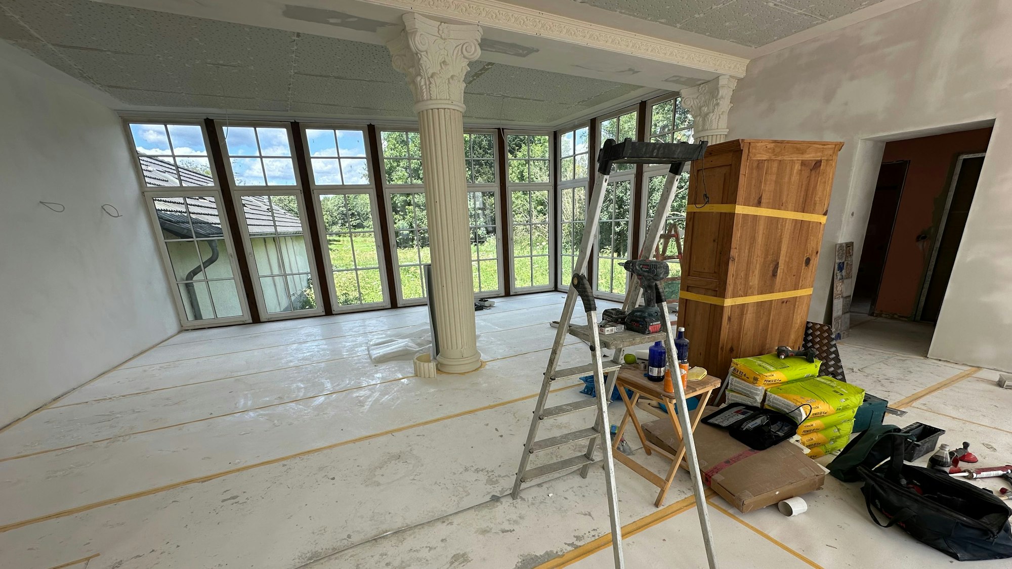 Säulen mit korinthischen Kapitellen werden im Restaurant eingebaut.